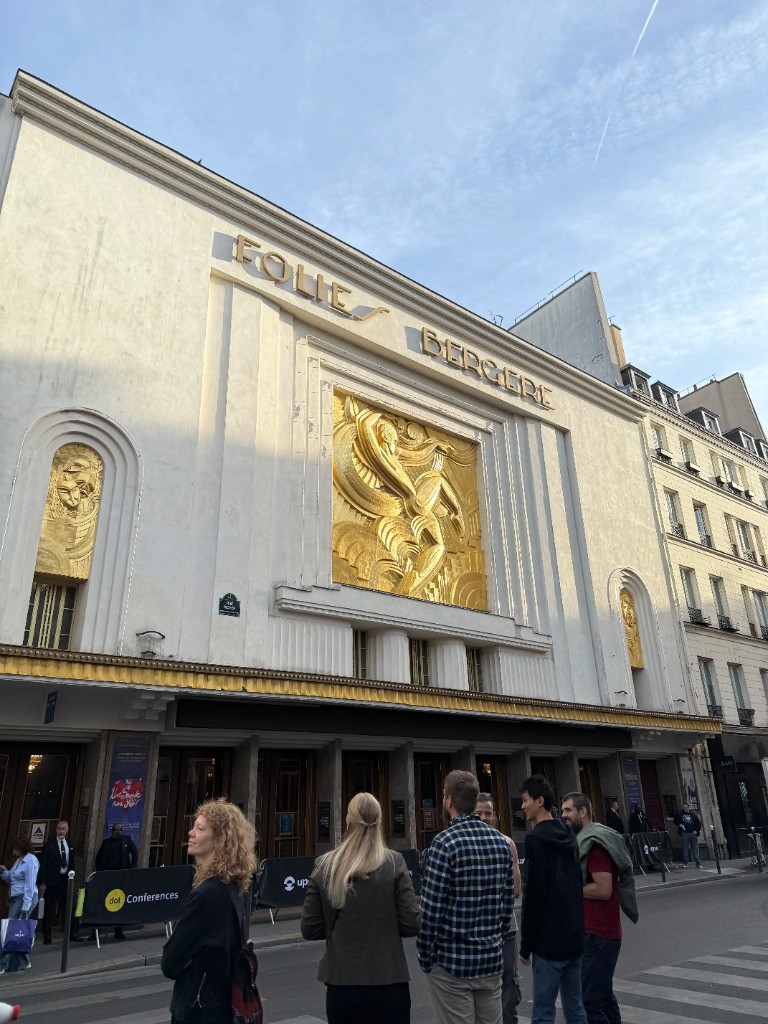 Devant les Folies Bergère pour Dot AI