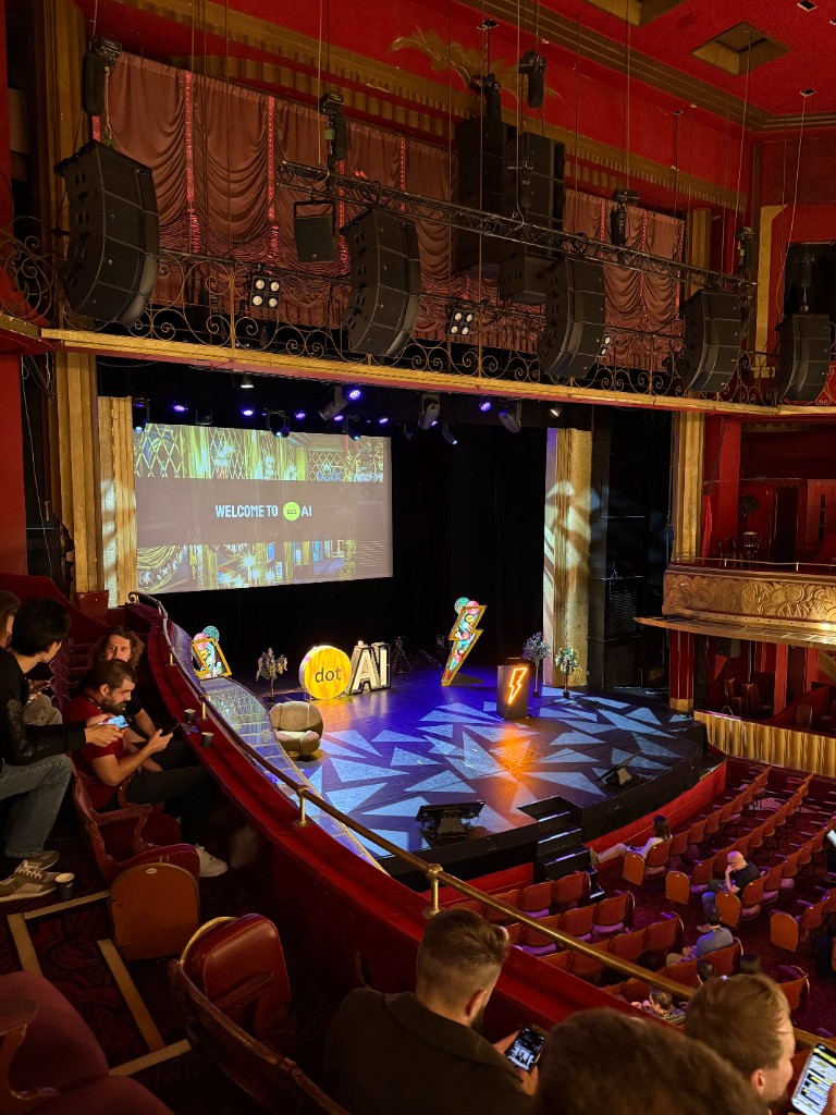 La scène de Dot AI aux Folies Bergère